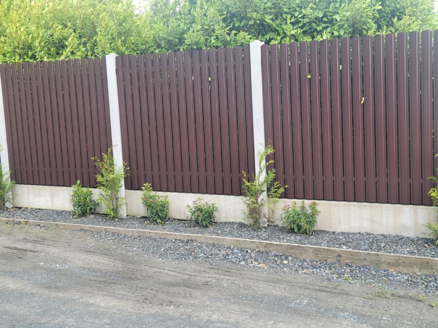 Metal picket fence - Image 4